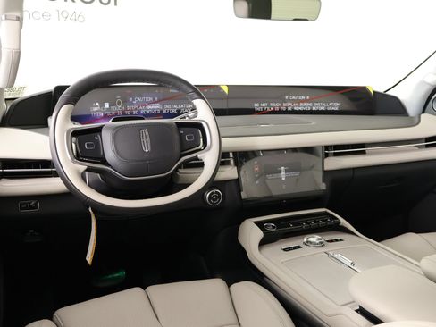 New 2026 Lincoln Navigator Premiere AWD/4WD image 2