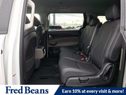 New 2026 Kia Carnival FWD image 7