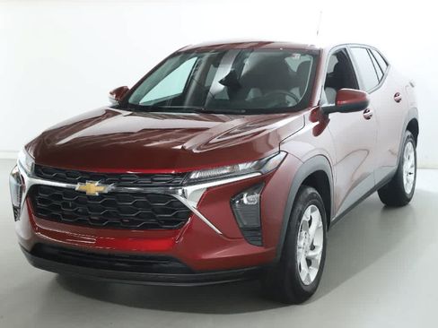 Used 2024 Chevrolet Trax LS w/ LS Convenience Package FWD image 1