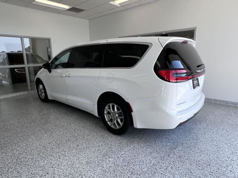 Used 2024 Chrysler Pacifica Touring-L FWD image 20