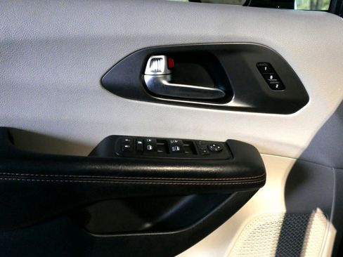 Used 2020 Chrysler Pacifica Touring-L image 17