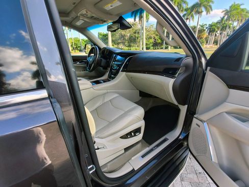 Used 2016 Cadillac Escalade Luxury AWD/4WD image 40
