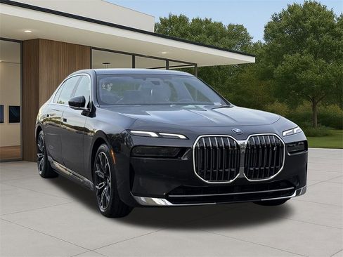 Used 2025 BMW i7 eDrive50 image 4