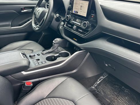 Certified 2025 Toyota Highlander XSE AWD/4WD image 17