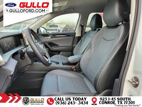 Used 2025 Volkswagen Tiguan SE FWD image 16