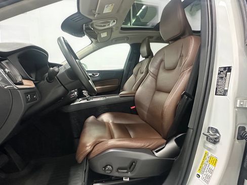 Used 2019 Volvo XC60 T5 Momentum w/ Multimedia Package AWD/4WD image 10