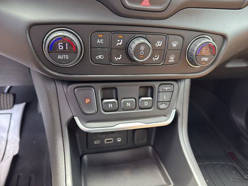 Used 2020 GMC Terrain SLT w/ Preferred Package AWD/4WD image 17