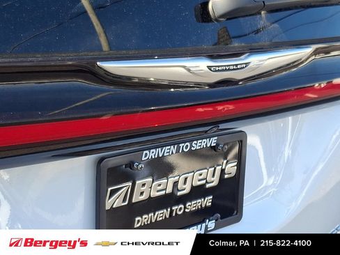 Used 2023 Chrysler Pacifica Touring-L FWD image 32