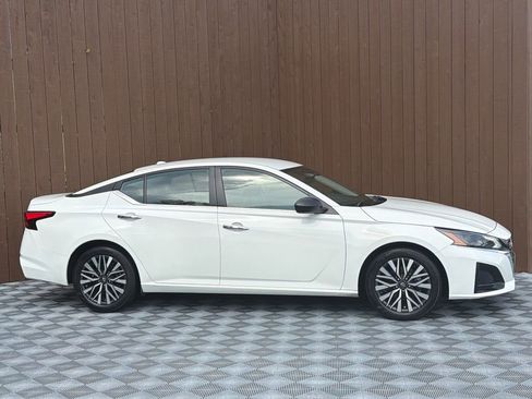 Used 2025 Nissan Altima 2.5 SV FWD image 12