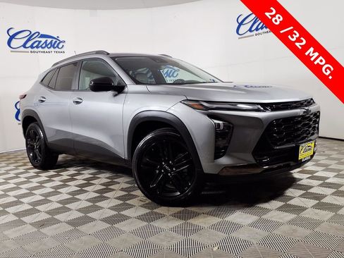 Used 2025 Chevrolet Trax ACTIV w/ Driver Confidence Package image 1