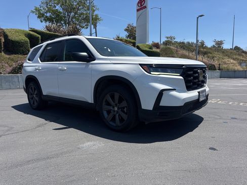 Used 2023 Honda Pilot Sport image 1