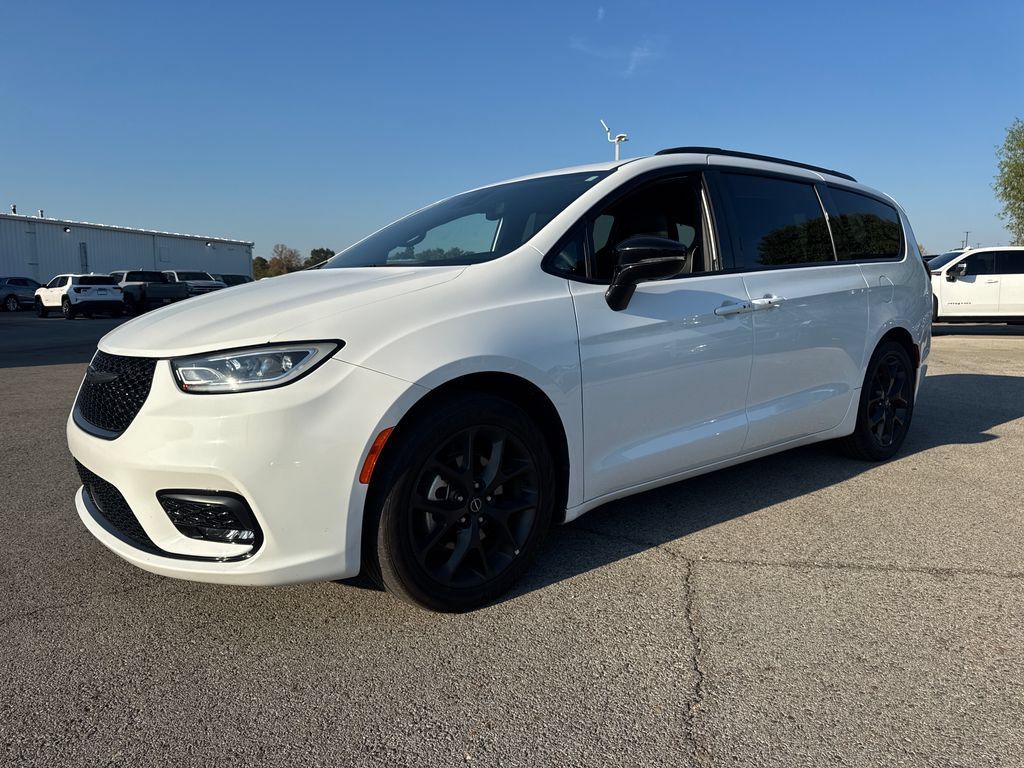 Used 2025 Chrysler Pacifica Limited FWD image 2