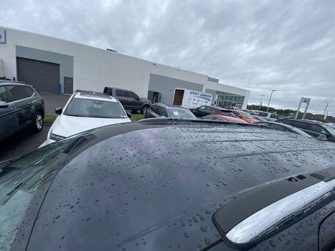 Used 2020 Chrysler Pacifica Touring-L FWD image 4