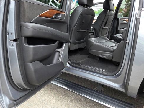 Used 2018 Cadillac Escalade ESV Premium Luxury AWD/4WD image 32