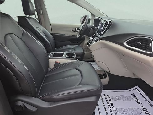Used 2024 Chrysler Pacifica Touring-L FWD image 21