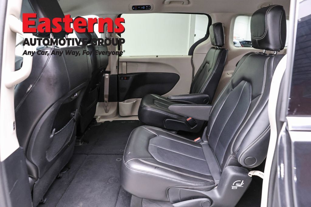 Used 2023 Chrysler Pacifica Touring-L FWD image 22