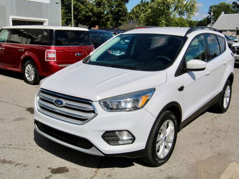 Used 2018 Ford Escape SE image 2