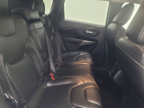 Used 2021 Jeep Cherokee Latitude FWD image 19