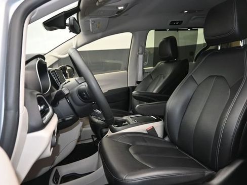 Used 2024 Chrysler Pacifica Touring-L FWD image 9