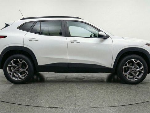 Used 2025 Chevrolet Trax LT FWD image 11