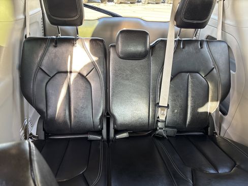 Used 2024 Chrysler Pacifica Touring-L image 7