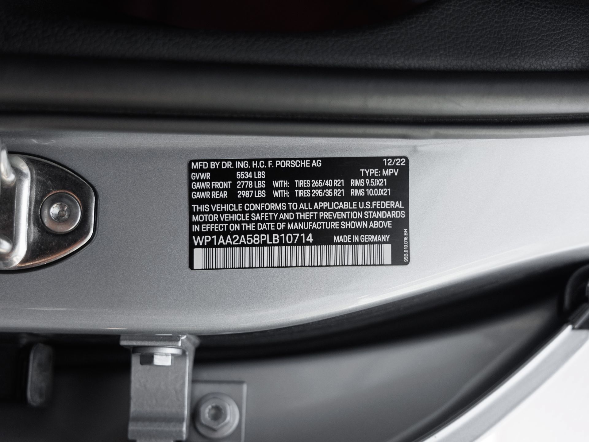 Certified 2023 Porsche Macan AWD/4WD image 40