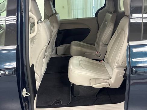 Used 2021 Chrysler Pacifica Touring-L FWD image 19