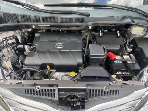 Used 2014 Toyota Sienna XLE image 12