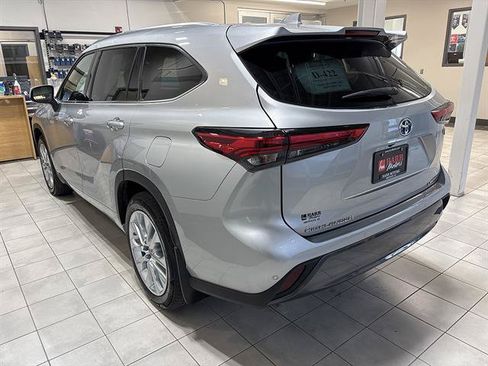 Used 2021 Toyota Highlander Limited AWD/4WD image 2