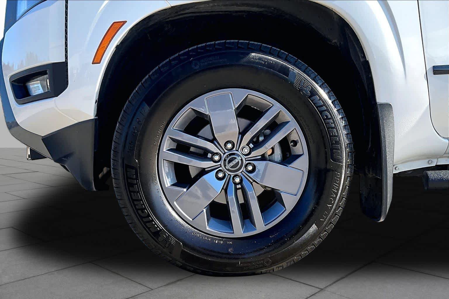 Used 2025 Nissan Frontier SV w/ SV Convenience Package RWD image 11