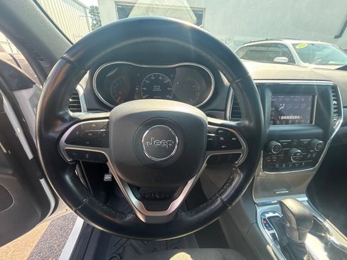 Used 2020 Jeep Grand Cherokee Laredo AWD/4WD image 13