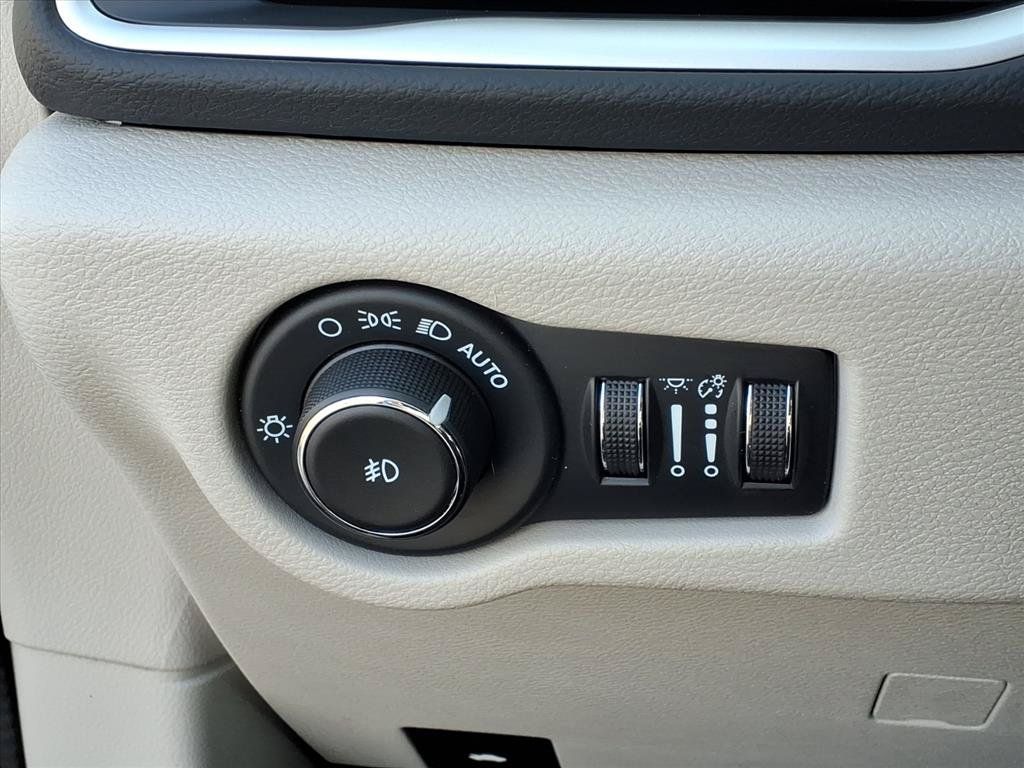 Used 2024 Chrysler Pacifica Touring-L FWD image 17