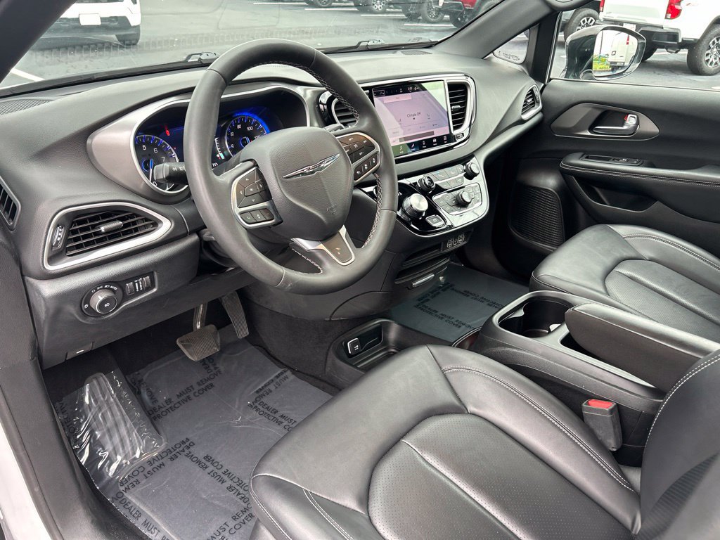 Used 2025 Chrysler Pacifica Select FWD image 19