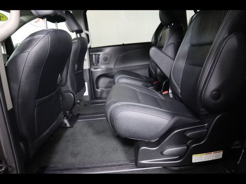 Used 2019 Toyota Sienna SE Premium FWD image 13