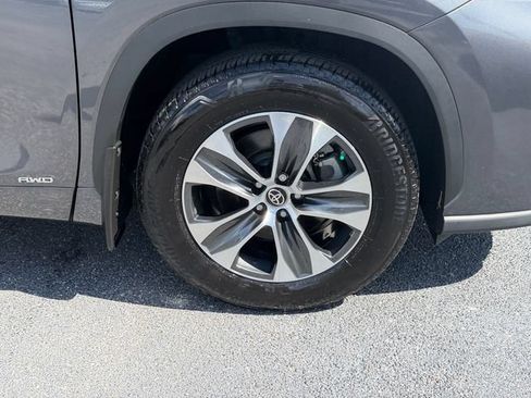 Certified 2025 Toyota Highlander XLE AWD/4WD image 9
