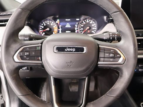 Used 2025 Jeep Compass Latitude image 3