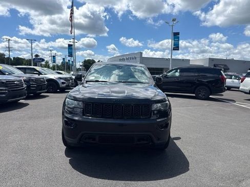 Used 2018 Jeep Grand Cherokee Laredo AWD/4WD image 2