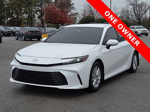 Used 2025 Toyota Camry LE image 2