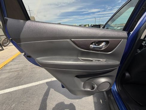 Used 2018 Nissan Rogue SV AWD/4WD image 18