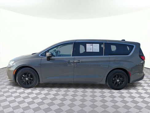 Used 2023 Chrysler Pacifica Touring-L FWD image 7