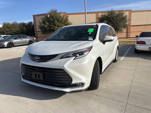 Used 2023 Toyota Sienna Platinum image 9
