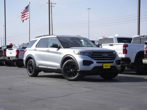 Used 2024 Ford Explorer XLT image 2
