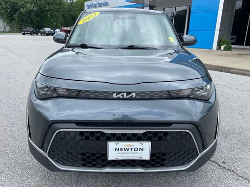 Used 2025 Kia Soul LX w/ LX Technology Package FWD image 2