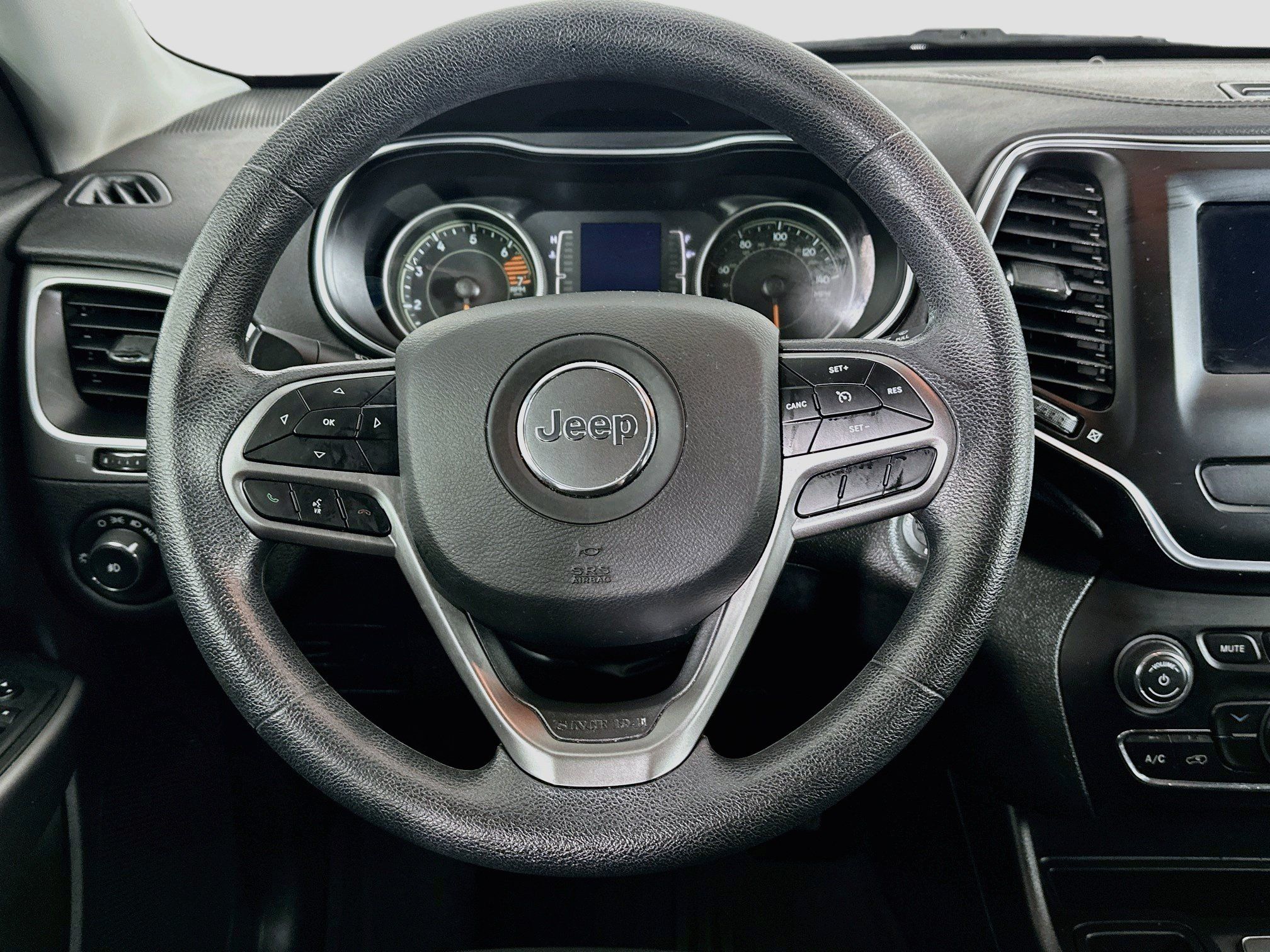 Used 2019 Jeep Cherokee Latitude w/ Popular Appearance Group FWD image 17