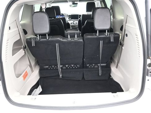 Used 2024 Chrysler Pacifica Touring-L FWD image 15