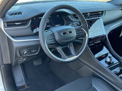 New 2025 Jeep Grand Cherokee Altitude image 15