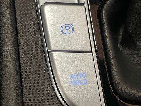 Used 2025 Hyundai Elantra Limited image 34