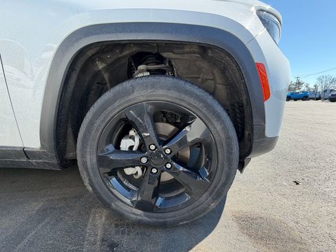 Used 2023 Jeep Grand Cherokee Limited w/ Black Appearance Package image 9