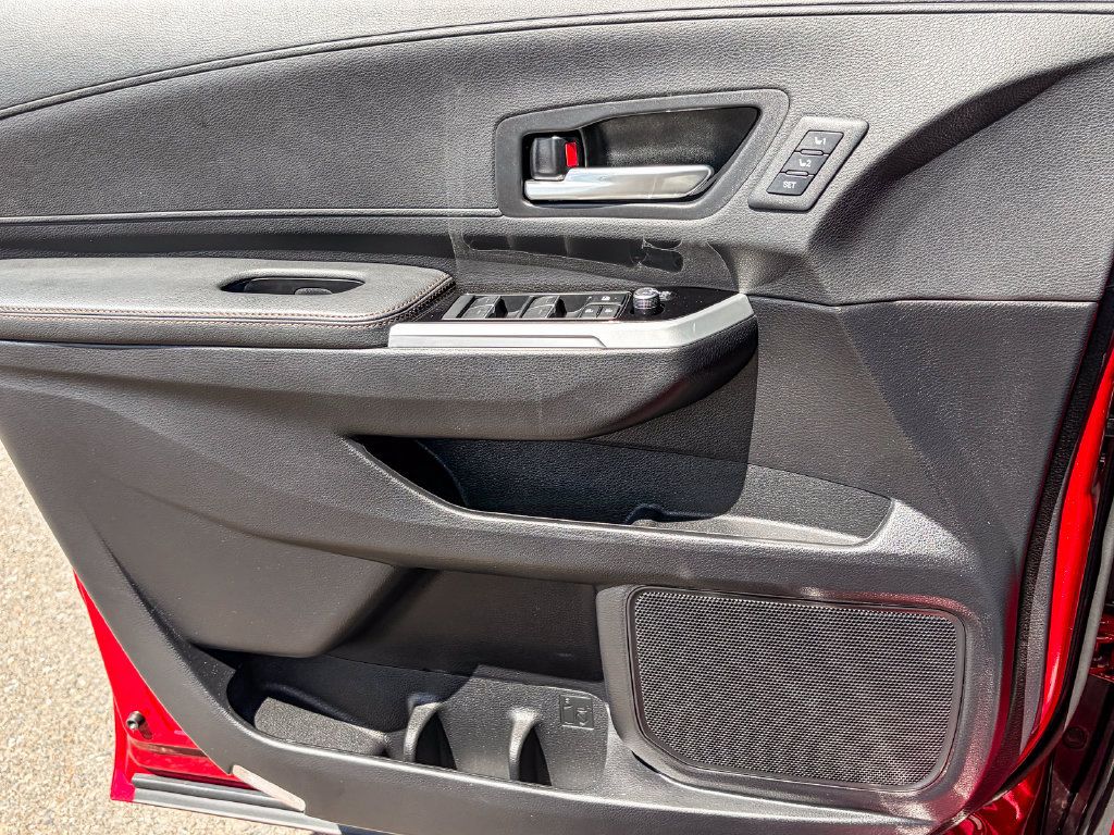 Used 2025 Toyota Sienna Platinum AWD/4WD image 45
