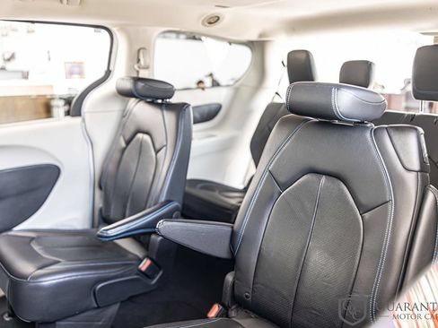 Used 2021 Chrysler Pacifica Touring-L FWD image 32